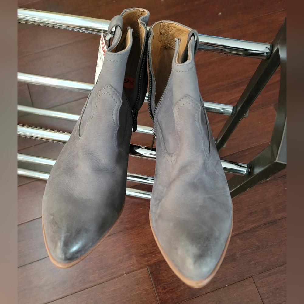 NEW 9.5 low Frye Bootie